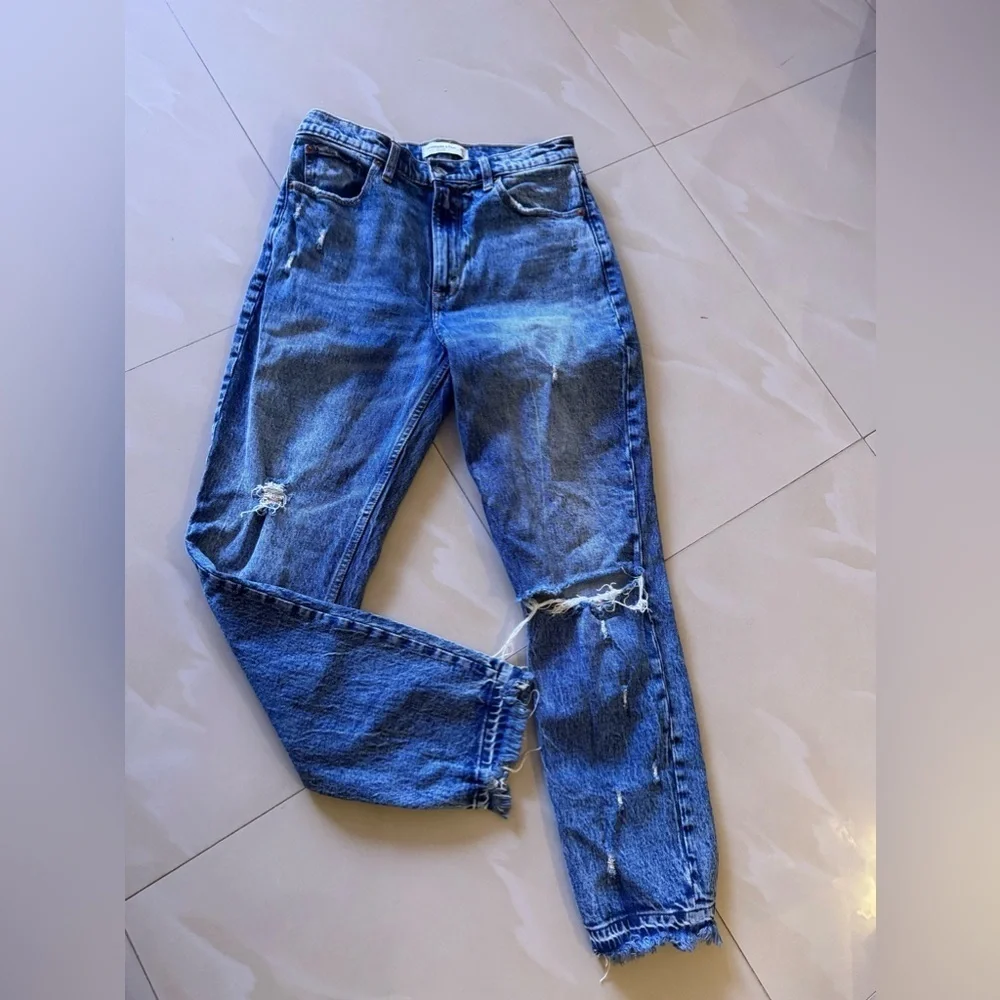Abercrombie & Fitch The Mom High Rise Blue Jeans Distress Size 28/ 6L Pocket Zip
